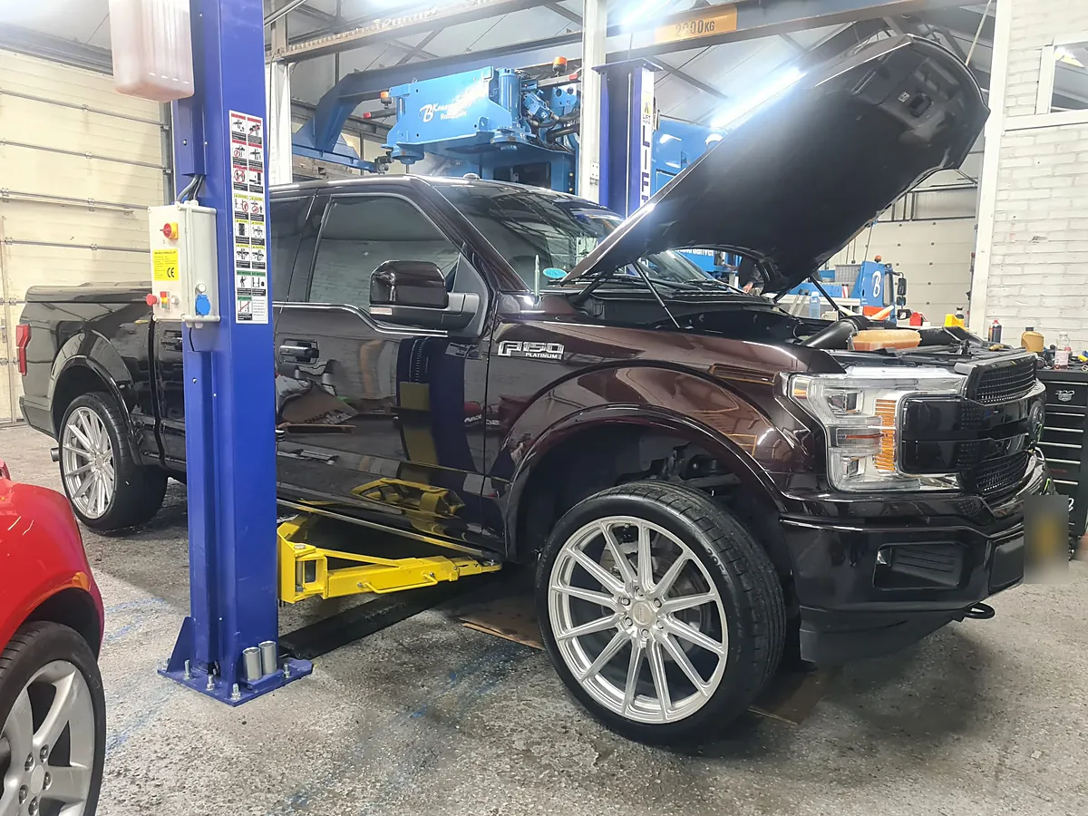 Ford F-150 op de brug